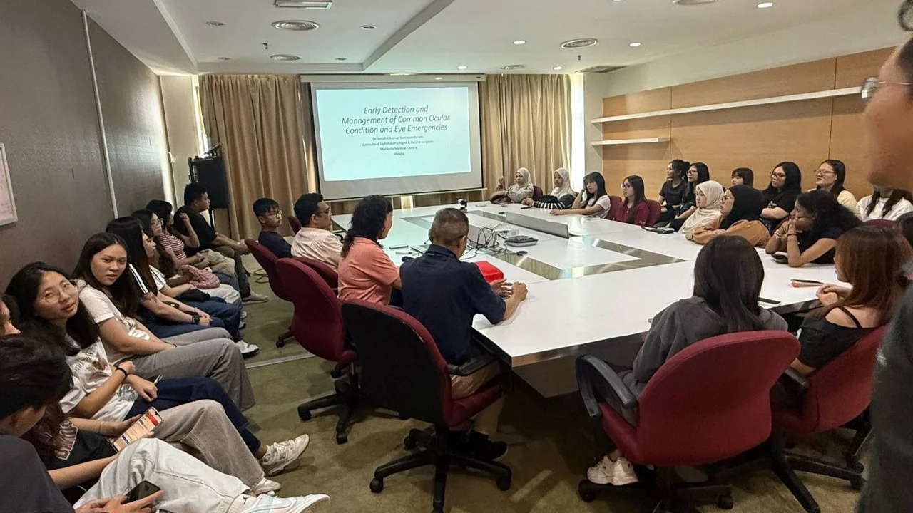 On 18 June, we had the pleasure of hosting Dr Tan Li Li and 30 students from Singapore Polytechnic during their study visit to Malaysia. With the support of Dr Sendhil, the session offered valuable insights into how optometry centres collaborate with hospital ophthalmology teams to deliver comprehensive patient care. We are proud to support the growth of future optometrists and nurture the next generation of eye care professionals.