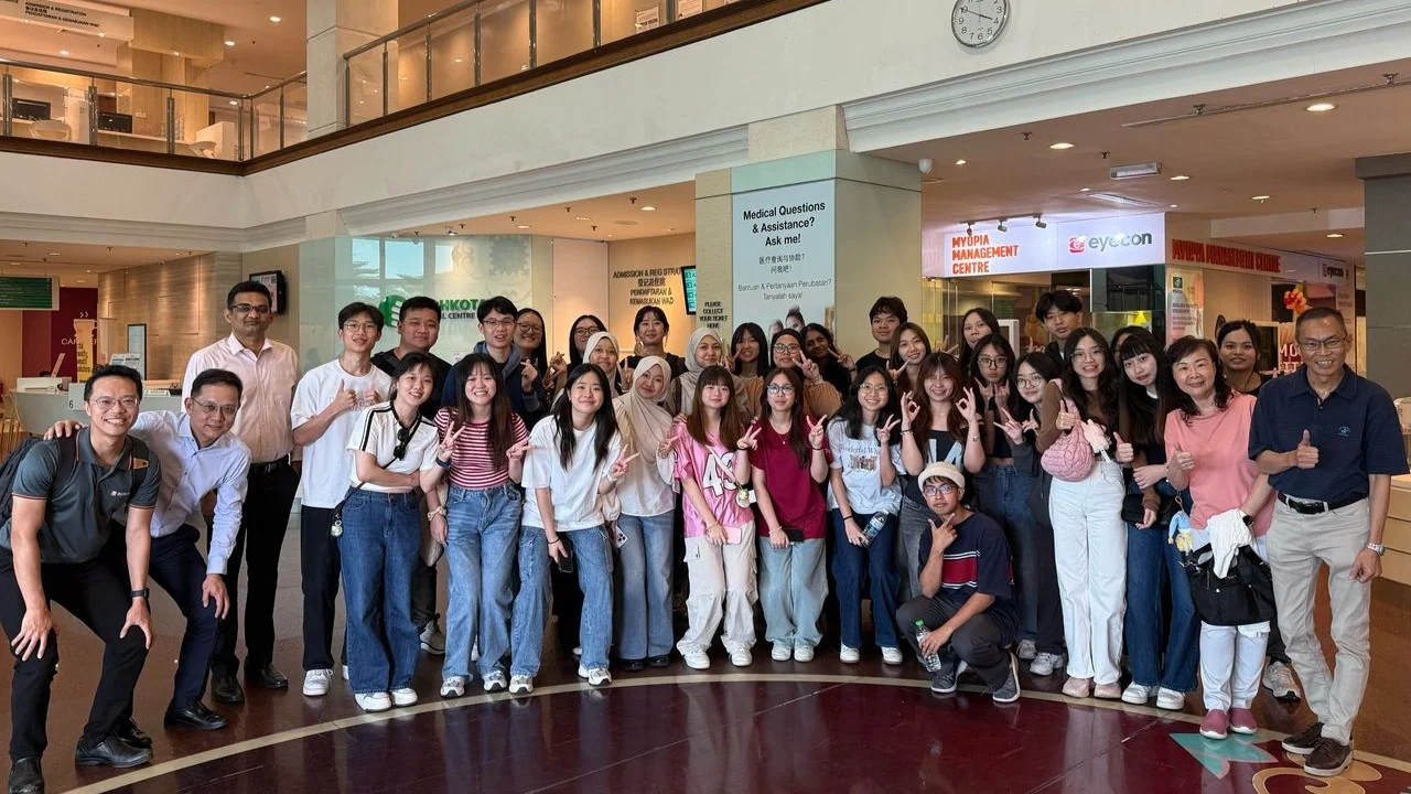 On 18 June, we had the pleasure of hosting Dr Tan Li Li and 30 students from Singapore Polytechnic during their study visit to Malaysia. With the support of Dr Sendhil, the session offered valuable insights into how optometry centres collaborate with hospital ophthalmology teams to deliver comprehensive patient care. We are proud to support the growth of future optometrists and nurture the next generation of eye care professionals.