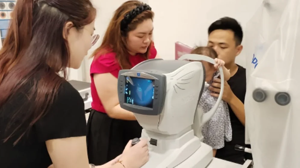 On 28 March, Eyecon collaborated with Mahkota Medical Centre (MMC) in an event supporting children’s health and vision. We provided complimentary vision and eye health screenings for participating children, promoting early detection and raising awareness on the importance of eye care from a young age.